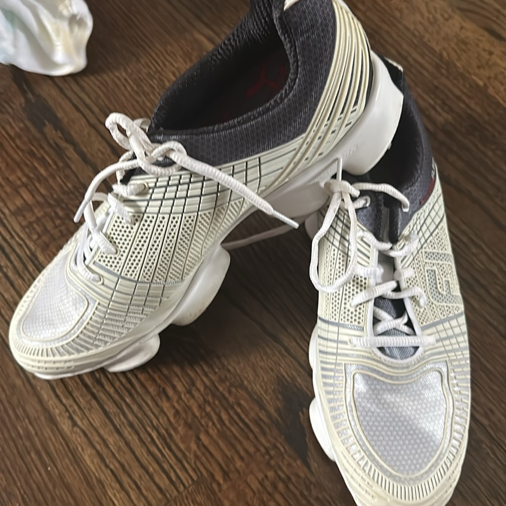 Barely worn footjoy golf shoes slight yellowing